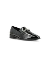 Zapato mocasín color marrón de cuero gamuzado con hebilla metálica dorada.