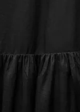 Vestido largo negro de lino y ramio, con cuello redondo, tirantes anchos y corte evasé.