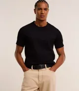 Cinturón elástico negro con estampado chevron y hebilla cuadrada metálica plateada.