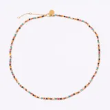 Collar tipo gargantilla con cadena dorada y pequeñas cuentas rectangulares multicolores intercaladas con cuentas doradas.