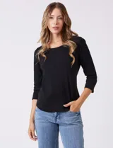 Remera de algodón negra de manga tres cuartos y cuello redondo.