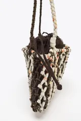 Bolso mini de hombro trenzado con combinación de colores y materiales en el cuerpo. Asa de hombro y bolsa interior de mesh con cierre fruncido.