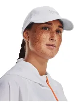 Gorro deportivo tipo visera de color blanco, con visera curva y logo de Under Armour bordado en gris claro en el frente. Cuenta con banda interna HeatGear® para absorción del sudor.