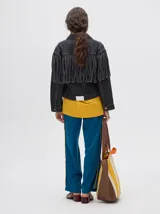 Campera de jean negra con flecos en la parte delantera y cuello camisero.