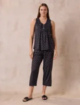 Conjunto de pijama marca René Rofé, compuesto por musculosa con escote en V y botones, y pantalón capri con cintura elastizada, ambos de tejido soft estampado.