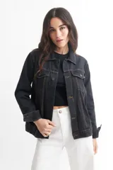 Campera de jean azul con cuello clásico, cierre frontal con botones metálicos, bolsillos con solapa abotonada en el pecho y bolsillos laterales.