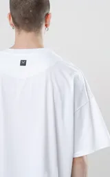 Remera blanca de manga corta con calce boxy fit, realizada en tejido jersey 24/1 americano.