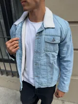 Chaqueta de jean celeste con forro de corderito blanco en el interior y cuello.