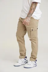 Pantalón cargo color verde oliva, de corte recto y tiro medio, con bolsillos laterales con solapa y bolsillos traseros.