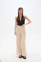 Pantalón de algodón y elastano color beige, de corte ancho y tiro alto.