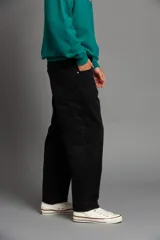 Pantalón de jean negro de corte recto.