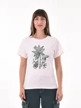 Remera blanca de algodón con estampado de palmera, bananas y un tucán.