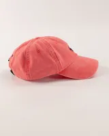 Gorra de béisbol color salmón con efecto lavado y logo bordado en azul marino.