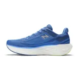 Championes de running New Balance Fresh Foam 1080v12, color negro con detalles en dorado. Cuentan con amortiguación Fresh Foam X, empeine de punto técnico Hypoknit y sujeción estratégica.