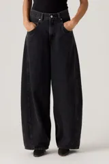 Pantalón de jean negro de corte super baggy, con tiro alto, bolsillos delanteros y traseros.