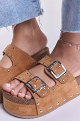 Sandalias de plataforma color camel con dos tiras anchas ajustables con hebillas metálicas plateadas y detalle de tachas plateadas.