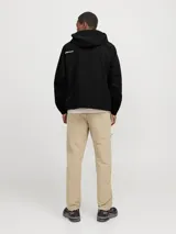 Campera negra de nylon con capucha, cierre frontal con cremallera, bolsillos delanteros y puños de canalé.