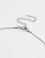 Cadena plateada de acero quirúrgico con dije de letra "B" con strass incrustados.