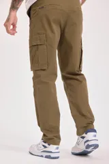 Pantalón cargo color caqui con múltiples bolsillos y corte recto.