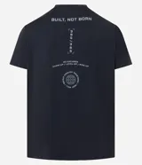 Remera deportiva negra de manga corta, cuello redondo y corte regular. Presenta un pequeño logo estampado en el pecho.