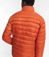 Campera puffer ultraligera color beige, con cuello alto, cierre por cremallera y bolsillos con cremallera. Incluye bolso de almacenamiento.
