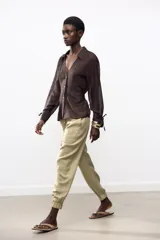 Pantalón jogger marrón de tiro alto con cintura elástica ajustable con cordones, bolsillos delanteros y puños elásticos en los tobillos.