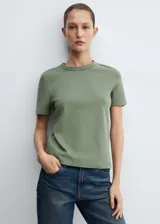 Remera verde oliva de algodón con cuello redondo y mangas cortas.