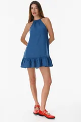 Vestido corto color beige, con escote halter, corte suelto y falda con volados.