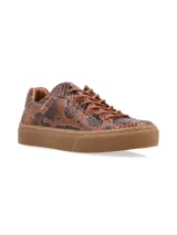 Sneaker de cuero vacuno con estampado de camuflaje y suela marrón.