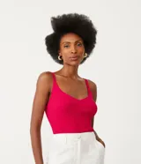 Blusa tipo musculosa de punto acanalado color fucsia, con escote en V y tirantes finos. Confeccionada con viscosa responsable y poliamida.