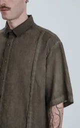 Camisa manga corta color verde militar, de corte amplio y confeccionada en lino.