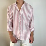 Camisa de lino a rayas verticales blancas y rosadas, con cuello mao y corte regular.