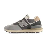 Championes New Balance 574 de caña baja, con capellada de gamuza gris, puntera de malla gris claro y logo "N" en cuero gris.