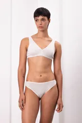 Vedetina de algodón color blanco, corte clásico con ribete que acompaña sin marcar.