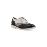 Zapato Oxford color bronce con detalles de perforaciones y suela blanca de goma.