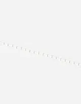 Gargantilla choker de perlas blancas con cadena dorada ajustable.