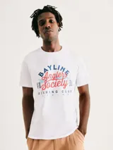 Camiseta blanca de algodón con cuello redondo y mangas cortas. Estampa rectangular con borde negro que contiene la frase "NATURAL ATMOSPHERE" en letras mayúsculas y una imagen de montañas y mar.