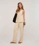 Pantalón de mujer color crema, de punto texturizado con efecto gofre o waffle, corte recto y pierna ancha.