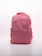 Mochila con estampado de rayas verticales en tonos rosado y naranja. Presenta dos compartimentos principales con cierre, tirantes ajustables y asa superior.