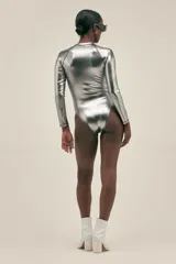 Enteriza plateada de manga larga de estilo surfero con cierre frontal y puller con aro insignia de la marca. Confeccionada en neopreno, ideal para deportes acuáticos.