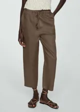 Pantalón marrón de lino con corte cropped, cintura elástica con cordón ajustable y bolsillos laterales.