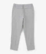 Pantalón relaxed de hombre confeccionado en tejido oxford de algodón color beige, con trabillas en la cintura y cordón para lazo.
