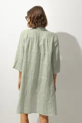 Vestido corto color negro, de corte recto y breteles finos.