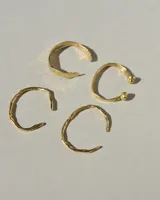 Brazalete rígido abierto de bronce con forma de herradura.
