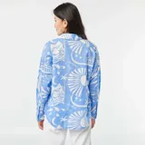 Camisa celeste de gasa de algodón con estampado de motivos marinos en blanco.