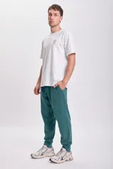 Pantalón de jogging verde petróleo con cintura ajustable con cordón.