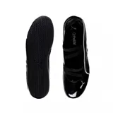 Zapato Puma Speedcat Ballet color negro charol con detalles en blanco y tiras elásticas cruzadas.