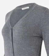 Cardigan blanco de viscosa con cuello en V, cierre frontal de botones y mangas largas.