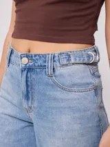 Pantalón de jean gris oscuro con efecto lavado, corte amplio y tiro alto.