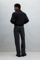 Pantalón de jean negro de tiro alto, corte recto y relaxed fit.